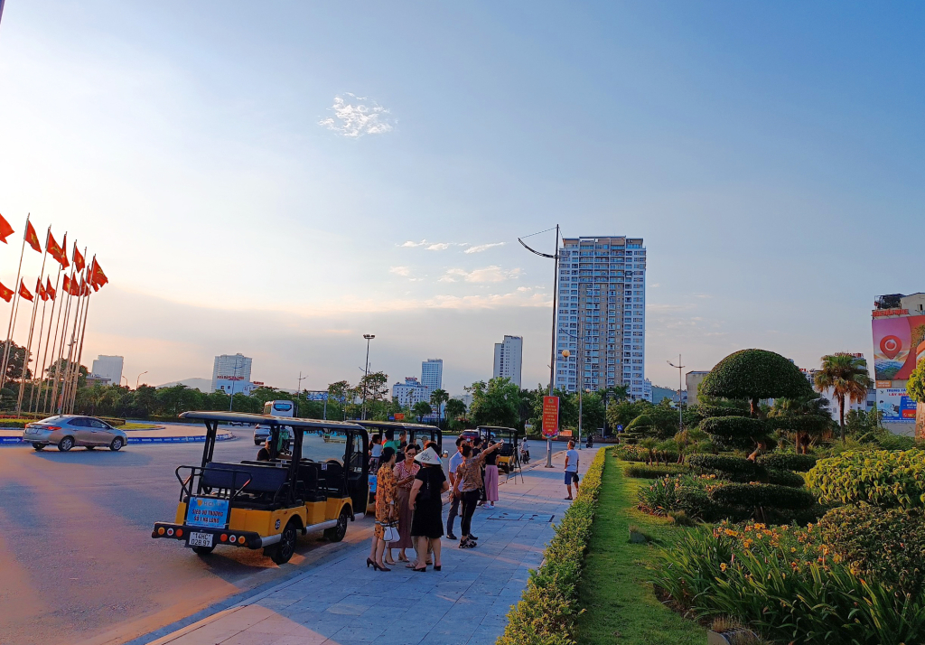 Ra mắt City tour khám phá du lịch Hạ Long bằng xe điện 