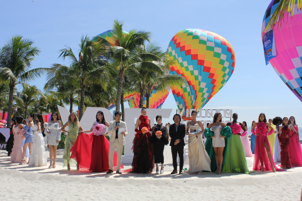 75 Hoa hậu Hòa bình Quốc tế trình diễn thời trang bên bờ Di sản Vịnh Hạ Long