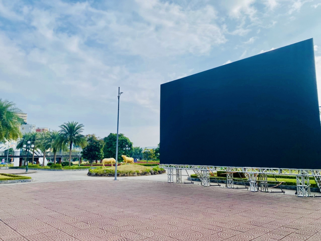 TP Hạ Long lắp đặt 4 màn hình LED cỡ lớn kết nối truyền hình trực tiếp lễ kỷ niệm 60 năm thành lập tỉnh