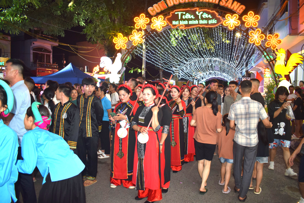 Duyên dáng sắc màu văn hoá dân tộc trên phố đi bộ Tiên Yên