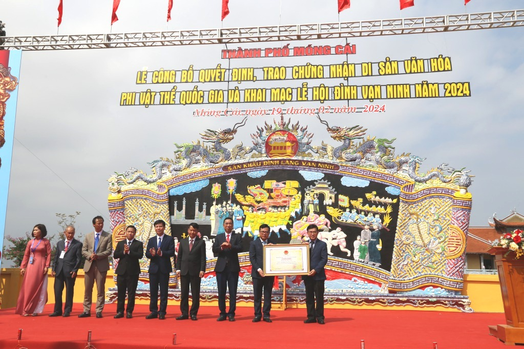 Đón nhận Di sản văn hóa phi vật thể quốc gia và khai mạc Lễ hội đình Vạn Ninh năm 2024