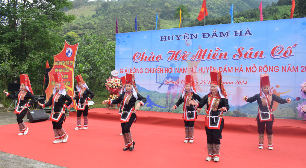 Hấp dẫn chương trình Chào hè miền Sán Cố tại xã Quảng An (Đầm Hà)