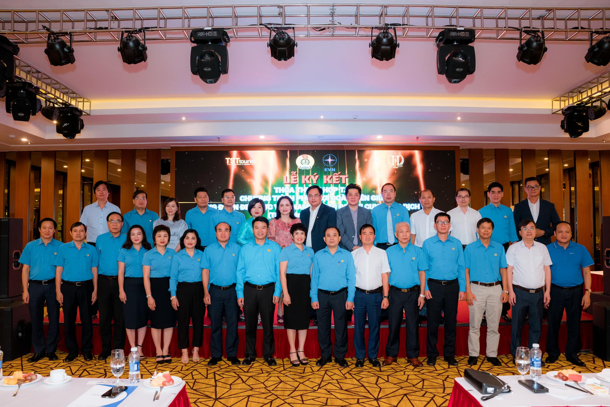 Lễ ký kết thỏa thuận hợp tác Chương trình phúc lợi đoàn viên giữa Công đoàn Điện lực Việt Nam và các đơn vị cung ứng dịch vụ (TST Tourist và Heritage Travel)