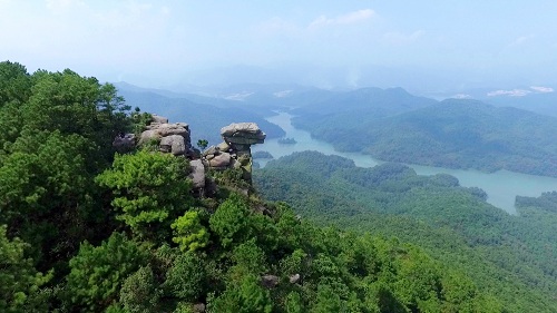 Khám phá vẻ đẹp tiên cảnh của Núi Đá Chồng tại Quảng Ninh