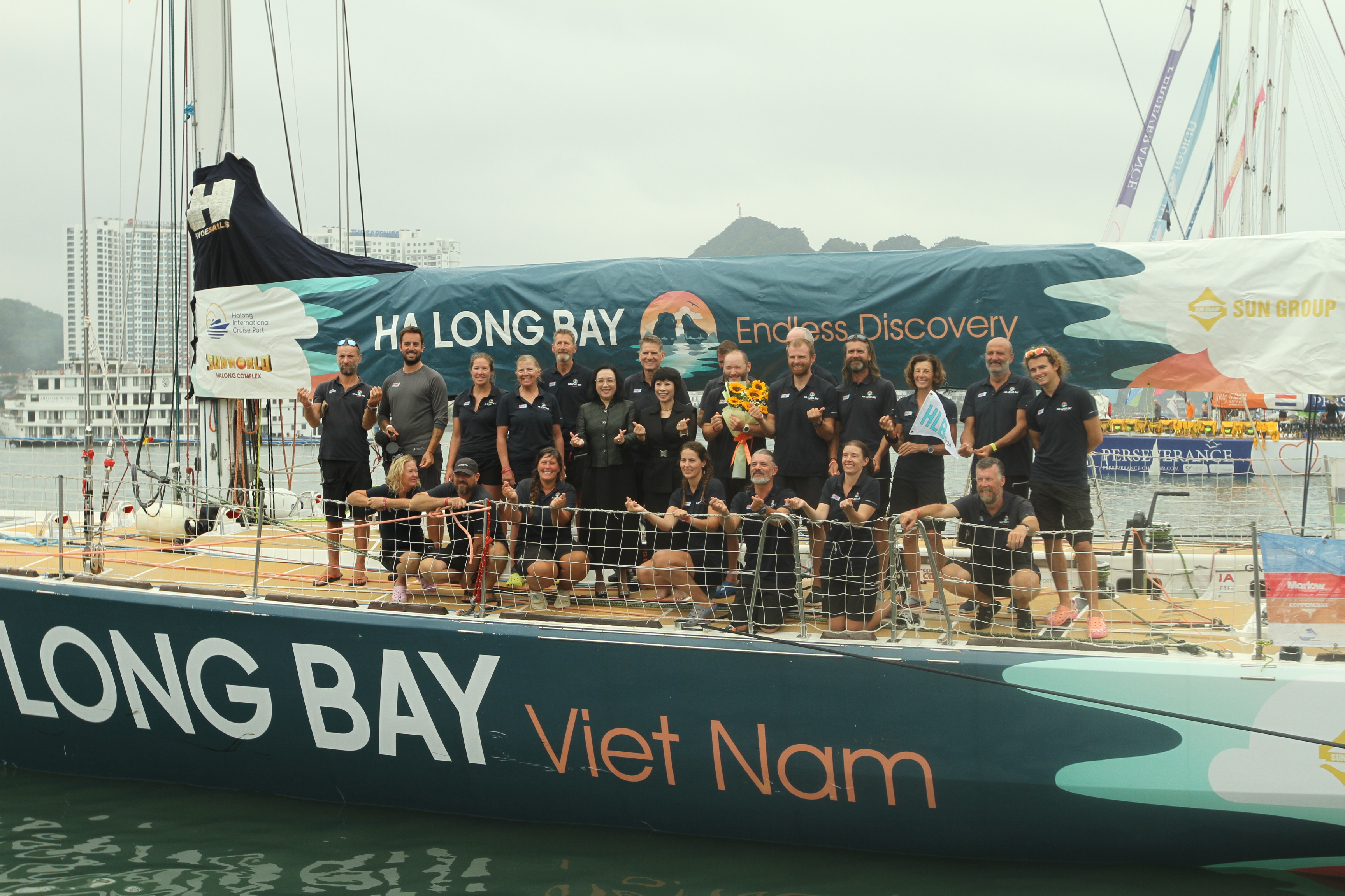 Đội đua “ Ha Long Bay, Viet Nam” đã cập cảng tàu khách quốc tế Hạ Long