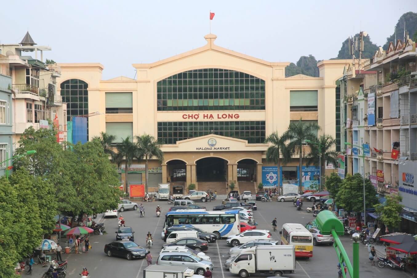 Trung tâm thương mại bình dân của du khách: chợ Hạ Long