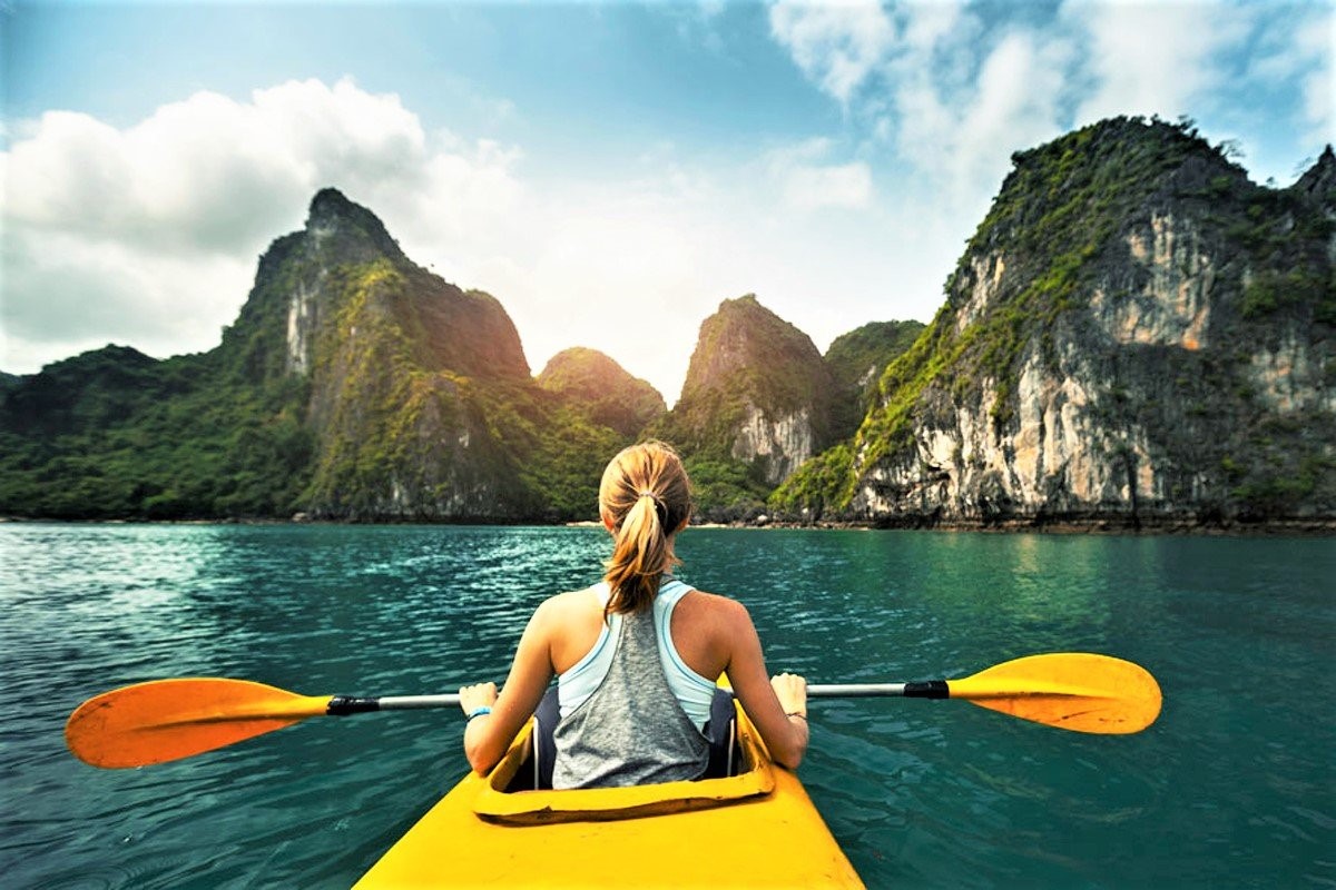 Chèo kayak ở vịnh Hạ Long–cảm giác thật thi vị, khó quên 