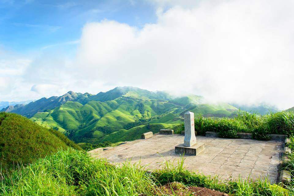 https://halongtourism.com.vn/quang-ninh-travel/den-binh-lieu-chinh-phuc-song-lung-khung-long