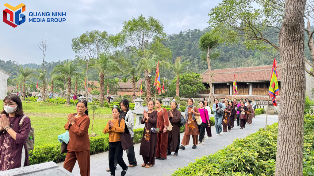 Dòng người đổ về chiêm bái xá lợi Đức Phật từ sớm. 