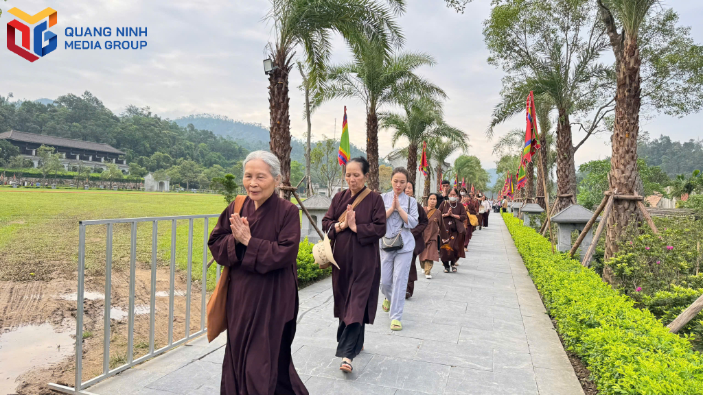 Người dân xếp thành hàng tiến vào chiêm bái xá lợi Đức Phật. 