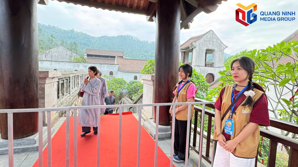 Dọc các lối dẫn vào Cung Trúc Lâm luôn có các tình nguyện viên hướng dẫn, hỗ trợ phật tử, người dân và du khách. 