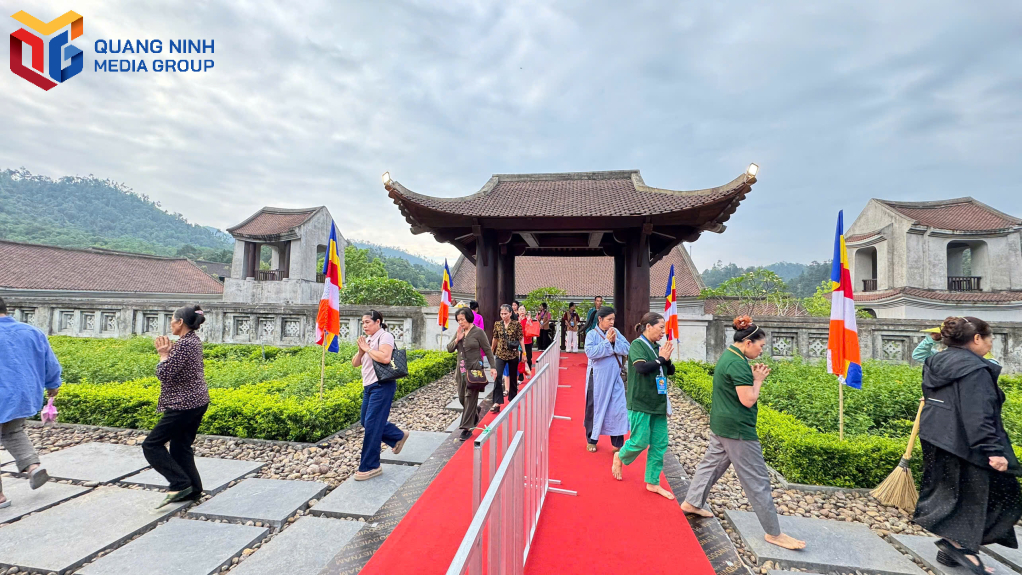 Rào chắn cứng phân chia lối đi giúp người dân chiêm bái thuận lợi, dễ dàng. 