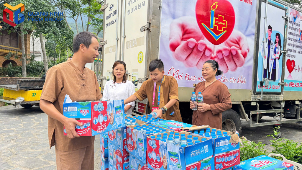 Đoàn thiện nguyện của tỉnh Bắc Giang hỗ trợ nước uống cho nhân dân có nhu cầu.