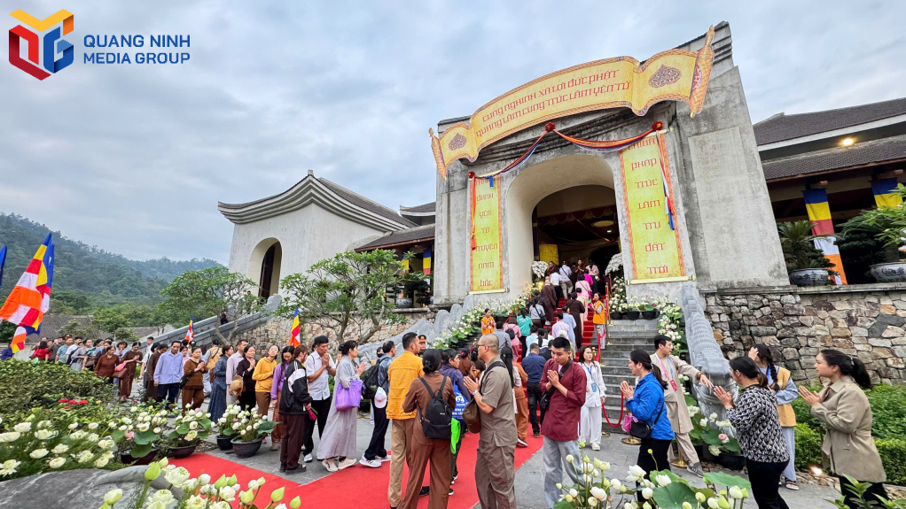Lối vào Cung Trúc Lâm đông phật tử đến chiêm bái nhưng vẫn trật tự, trang nghiêm.