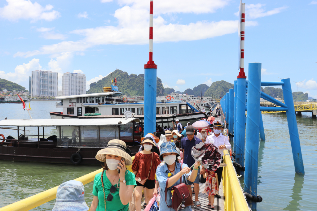 Du lịch Quảng Ninh thu hút khoảng 200.000 lượt khách dịp cuối tuần