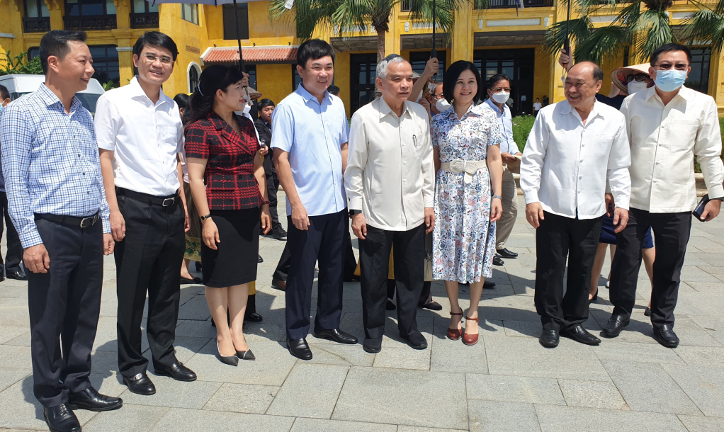 Đoàn đại biểu cấp cao Quốc hội nước CHDCND Lào thăm Vịnh Hạ Long