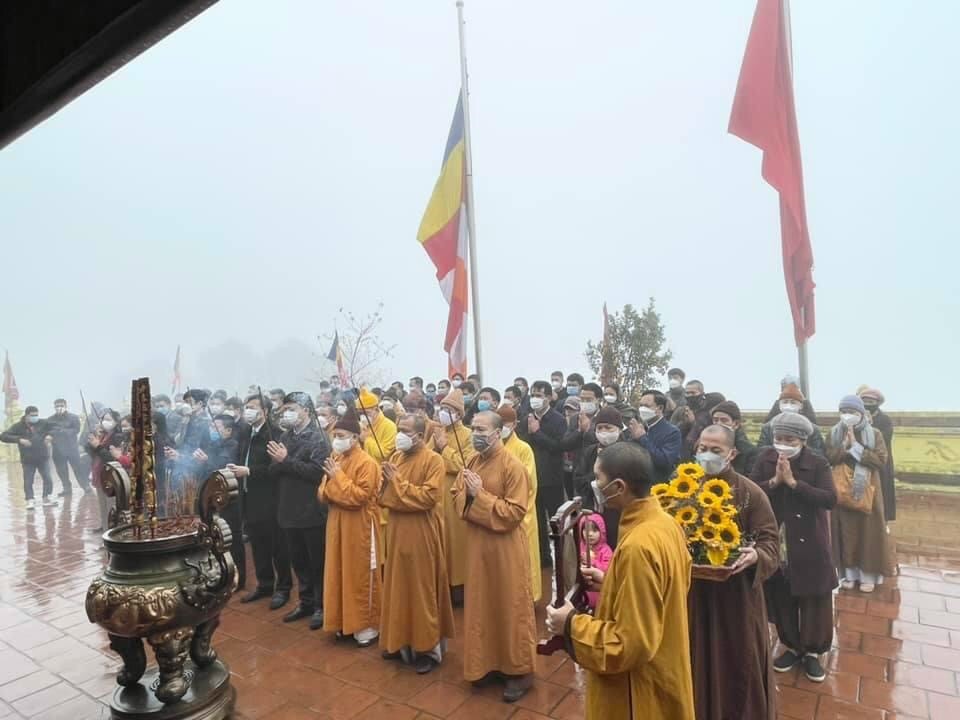 Dâng hương tưởng nhớ  Đức Phật hoàng Trần Nhân Tông tại chùa Ngọa Vân