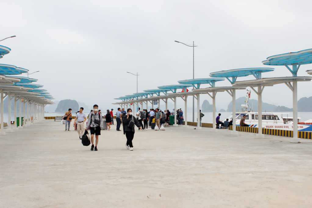 Hỗ trợ tối đa cho các phương tiện di chuyển từ Cảng Cái Rồng sang Bến cảng cao cấp Ao Tiên