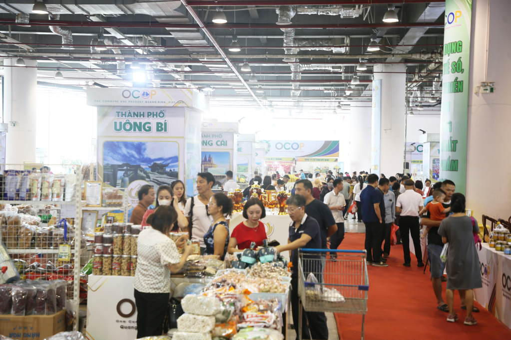 Hội chợ OCOP khu vực Đông Bắc - Quảng Ninh: Nhộn nhịp người dân, du khách tham quan, mua sắm