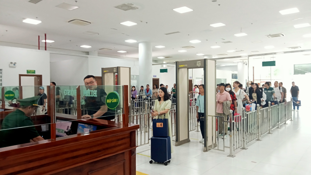 Gần 60 du khách tuyến du lịch Nam Ninh - Hạ Long nhập cảnh qua lối thông quan cầu Bắc Luân II