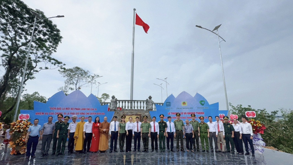 Khánh thành Cột cờ Tổ quốc trên đảo Thanh Lân