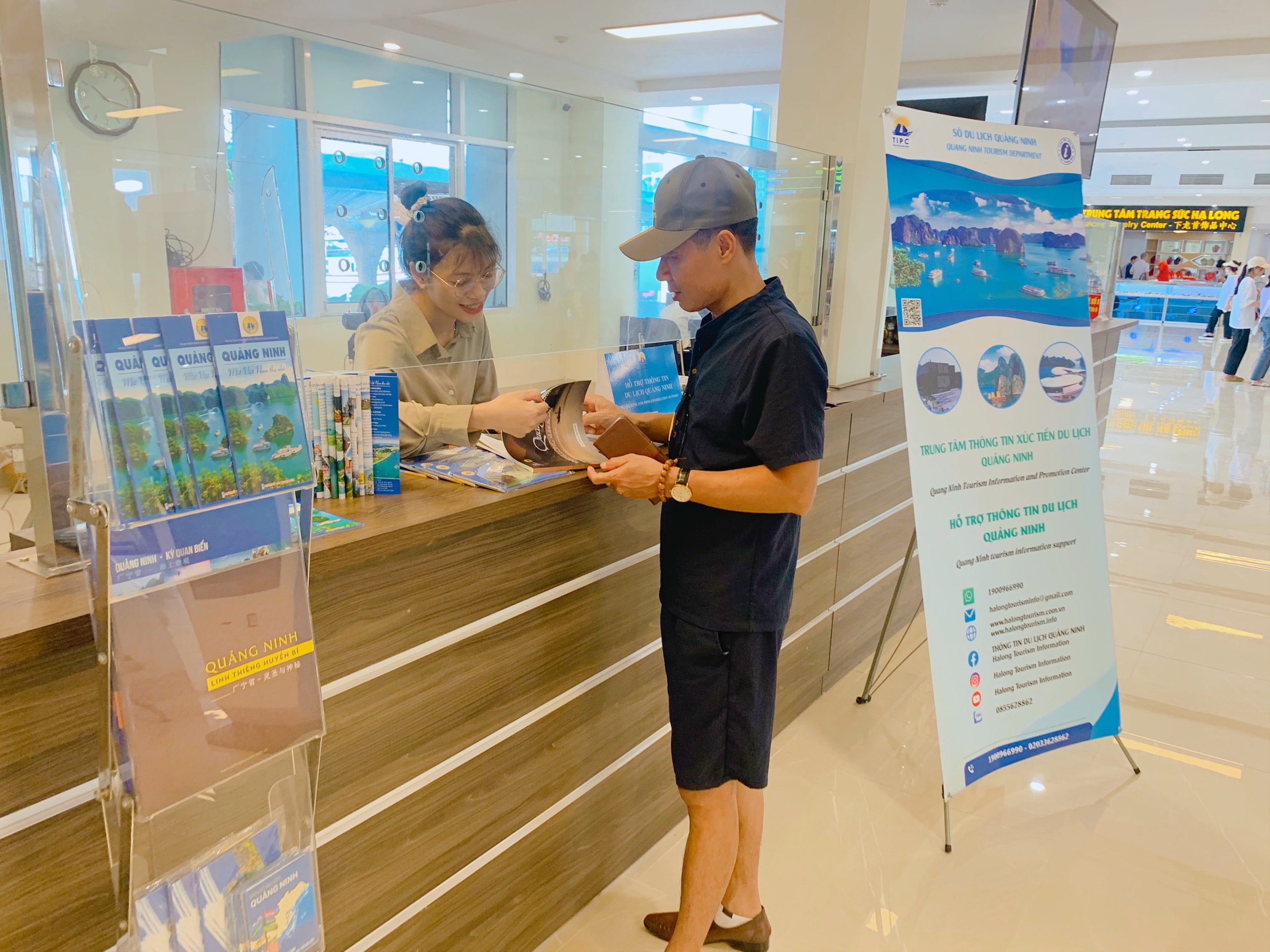 Trung tâm Thông tin Xúc tiến Du lịch Quảng Ninh cung cấp hỗ trợ thông tin cho du khách tại Khu du lịch Tuần Châu