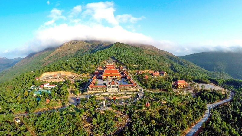 Đến thăm ngôi chùa có tòa chính điện lớn nhất Việt Nam