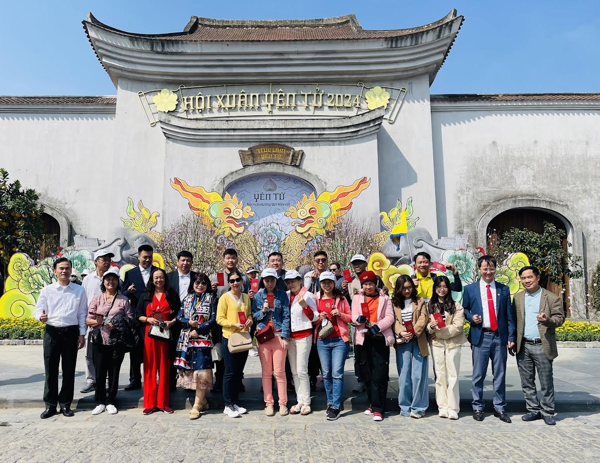 Ngày mùng 2 Tết Giáp Thìn có trên 9.500 lượt du khách về thăm quan Yên Tử