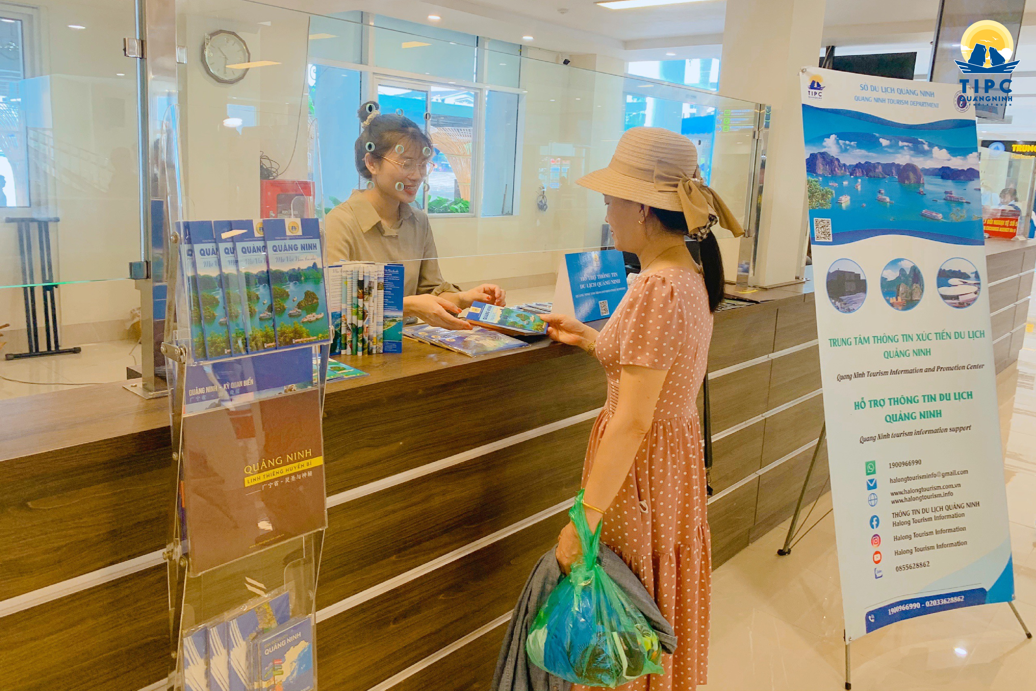 Hỗ trợ cung cấp thông tin cho khách du lịch tại Khu du lịch Tuần Châu